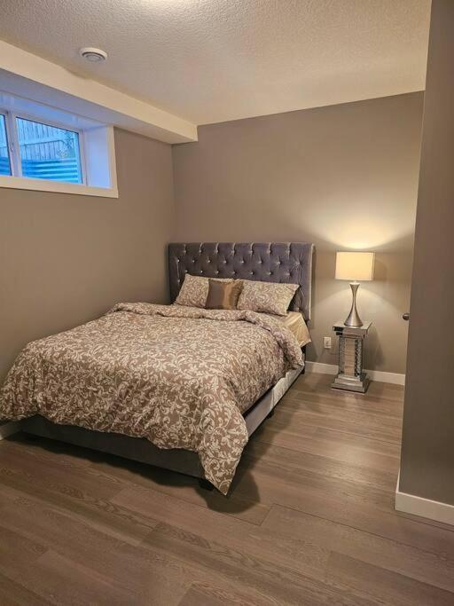 Apartment Calm And Cozy Calgary